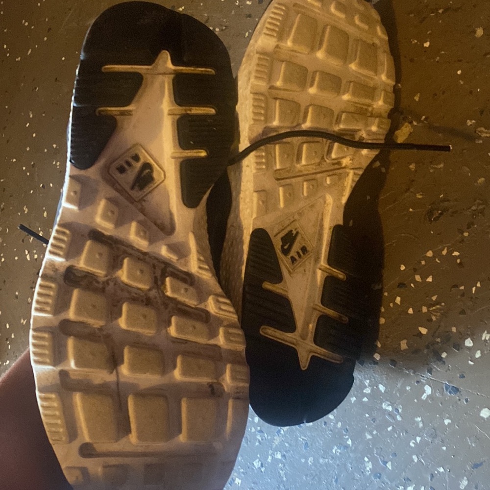 Women’s Nike air huaraches size 8.5 white and black - Picture 5 of 5